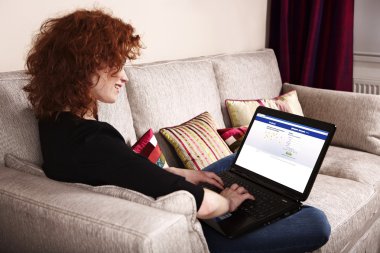 Bayan çalışma ve internet'te sörf defter ile yatak odasında