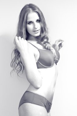 Genç Bayan model iç çamaşırlarıyla poz