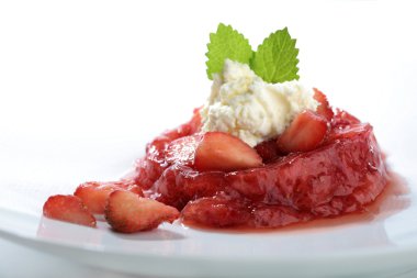 püresi çilek ve mascarpone beyaz plaka üzerinde