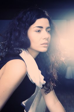 Siyah saçlı kadın kılığında