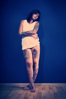 kadın vücudunda birçok dövme sanat