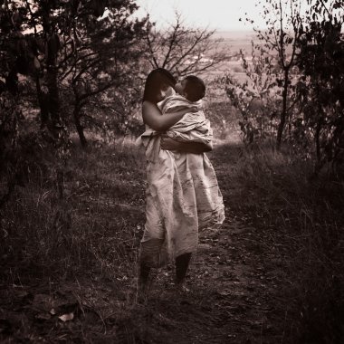 Genç bir bayanla bebek paçavra takong bakım dış konumda çocuğunu için üzerinde