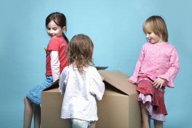 Büyük kağıt kutusunda poz stüdyo portre çocuklarda