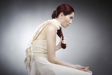 Genç Bayan model birkaç kıyafetlerle poz