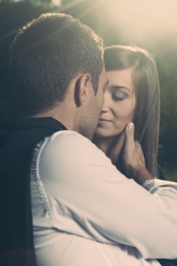 seven genç çift tarihi erken sonbahar şehir parkında tadını çıkarıyor.