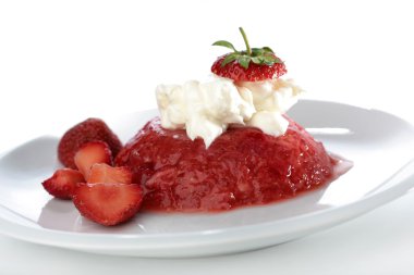 püresi çilek ve mascarpone beyaz plaka üzerinde