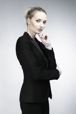 Güzel sarışın Bayan model poz