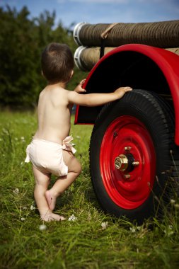 Çocuk ve bir yangın kamyon