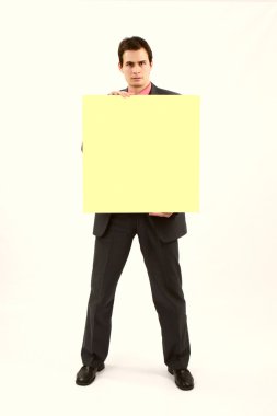 holding arka plan üzerinde izole sarı kurulu takım elbiseli adam