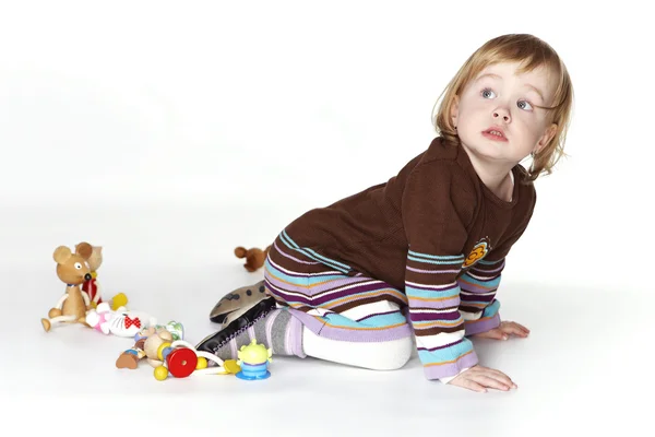 Bambina che gioca con i giocattoli — Foto Stock