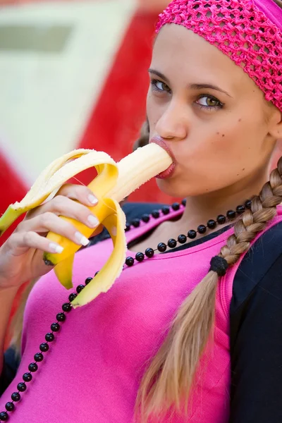 Mladá žena s banánem — Stock fotografie