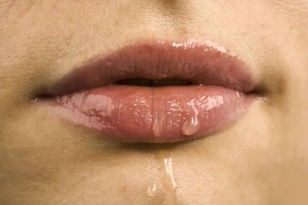 Mouth enjoying sweet and healthy honey — Stock Photo, Image