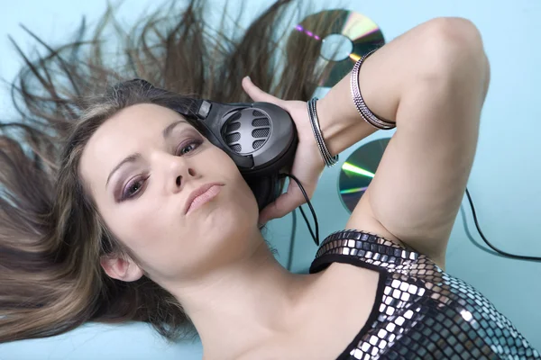 Dame posiert im Studio mit Kopfhörern — Stockfoto