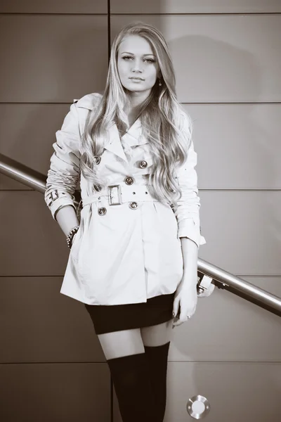 Joven rubia hermosa dama en la ciudad escaleras posando para tiros de belleza — Foto de Stock