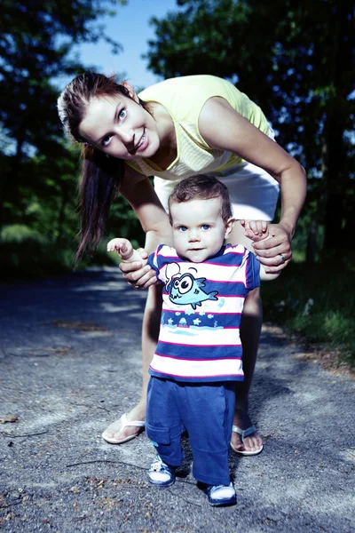 Мать и ее сын в летнем парке — стоковое фото