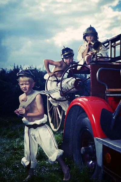 Kinder und ein Feuerwehrauto — Stockfoto