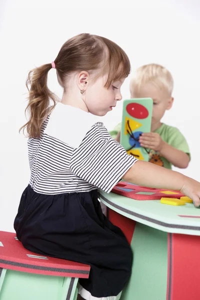 Los niños en el juego con juguetes de espuma de color — Foto de Stock