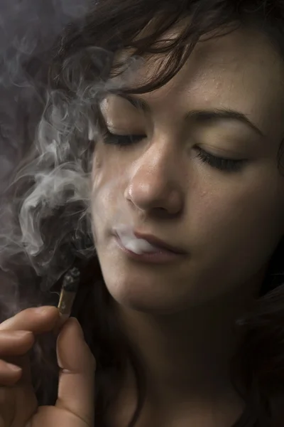 Young woman smoking marihuana — Stock Photo, Image