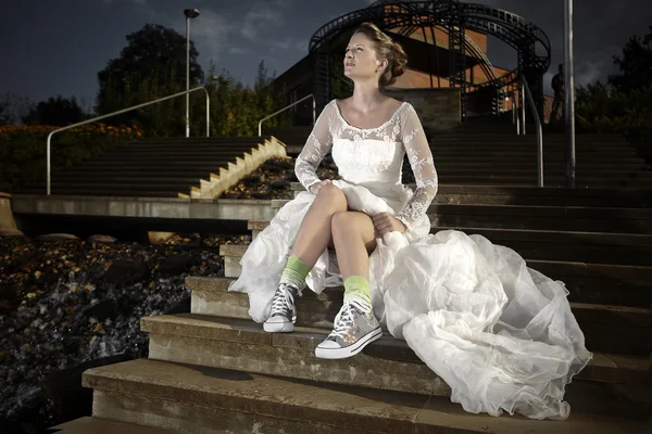 Senhora de vestido de noiva posando ao ar livre — Fotografia de Stock