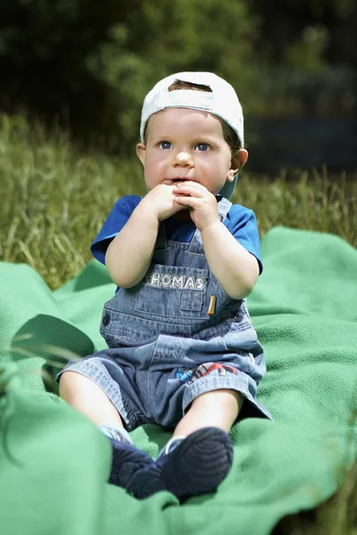 Chłopiec dziecko relaksujący i grając w lato park — Zdjęcie stockowe