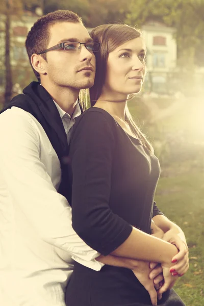 Jeune couple dans le parc de la ville automne — Photo