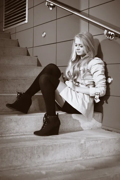Ung blond vacker dam city trappan poserar för skönhet skott — Stockfoto