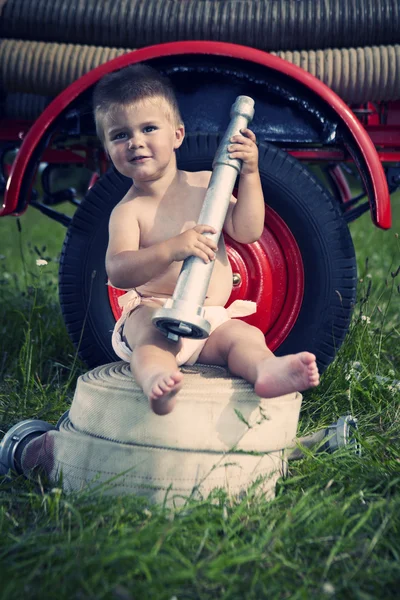 Jongen en een brandweerwagen — Stockfoto