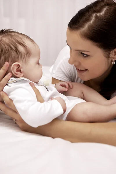 Madre cuidando a su bebé — Foto de Stock