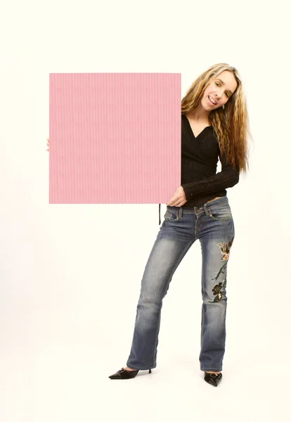 Jovem com placa rosa em estúdio — Fotografia de Stock