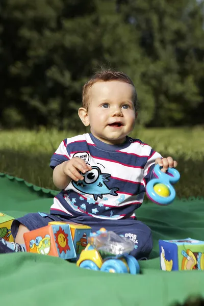 Chlapeček, uvolňující a hraje v letním parku — Stock fotografie
