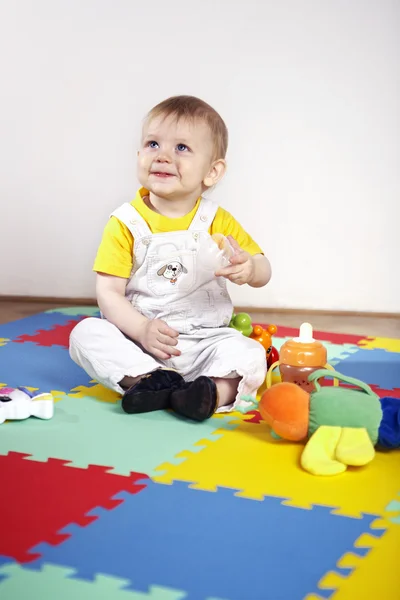 Jongen spelen binnen — Stockfoto