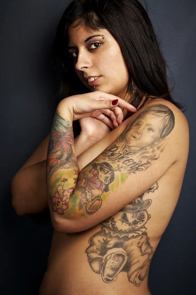Mulher com muitas artes de tatuagem em seu corpo — Fotografia de Stock