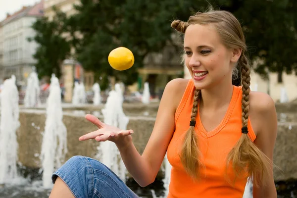 Giovane donna con limone — Foto Stock