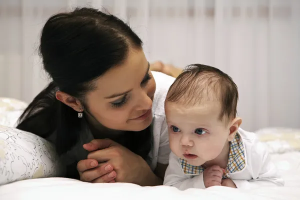 Moeder verzorgen voor haar baby — Stockfoto