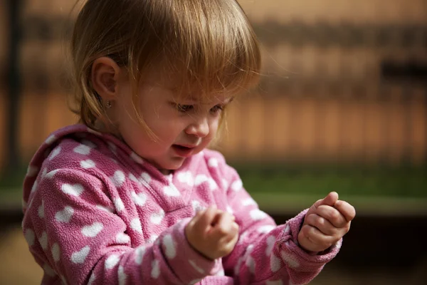 Bambina fuori sul parco giochi a giocare con sua madre — Foto Stock