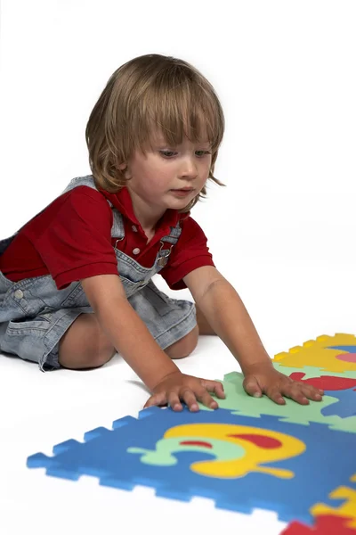 Los niños en el juego con el juego de juguetes de espuma de goma — Foto de Stock