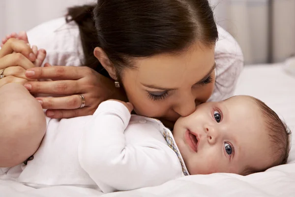 Mère prenant soin de son bébé — Photo