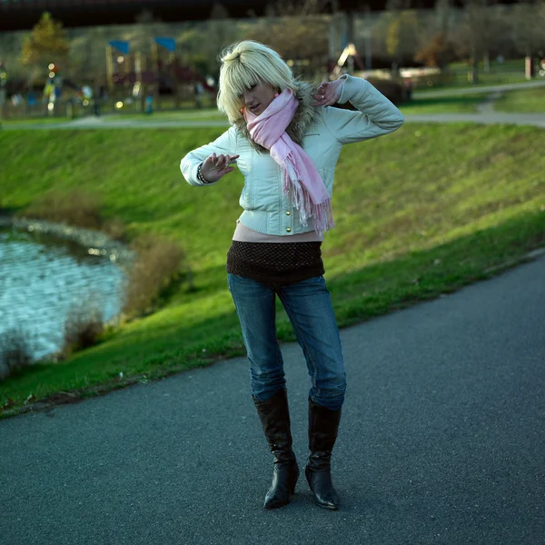 Mujer posando en el parque — Foto de Stock