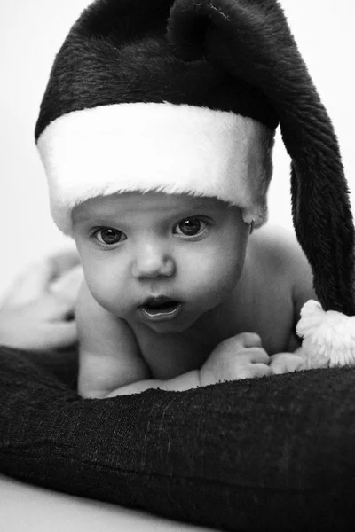 Bebê se veste no chapéu de Natal — Fotografia de Stock