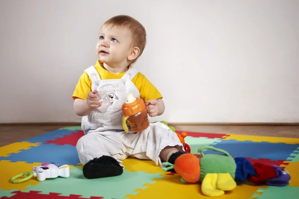 Menino brincando interior — Fotografia de Stock