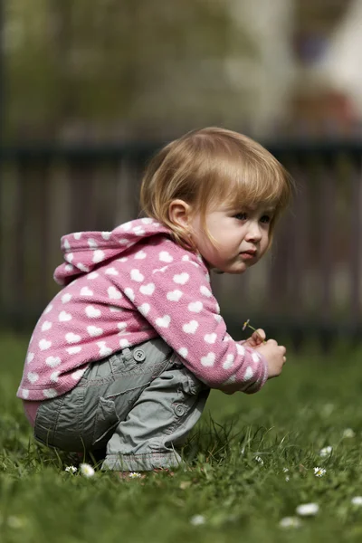 彼女の母親と一緒に遊んで遊び場で外の小さな女の子 — ストック写真