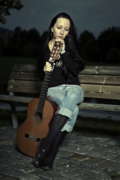 Retrato al aire libre de la mujertocando la guitarra — Foto de Stock