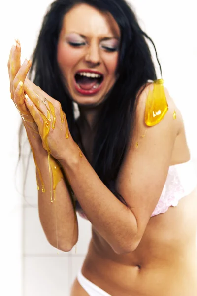 Junge Frau spielt mit geschmolzenem Gelee — Stockfoto