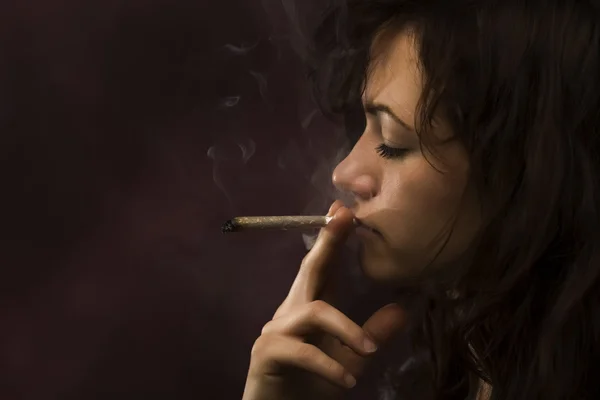 Mujer joven fumando marihuana — Foto de Stock