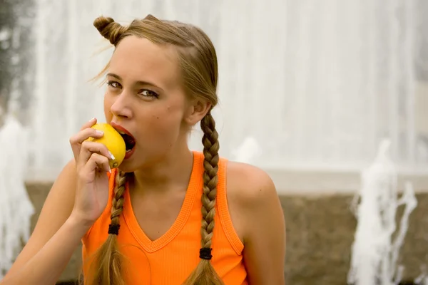 Mladá žena s citronem — Stock fotografie