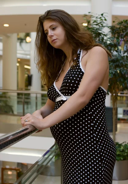 Mujer joven embarazada en el centro comercial — Foto de Stock
