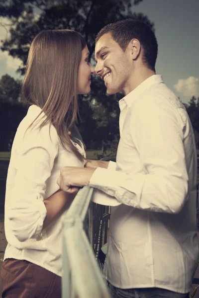 Young couple in autumn city park — Stock Photo, Image