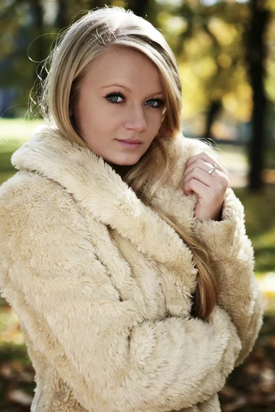 Joven hermosa dama posando en el parque de otoño —  Fotos de Stock