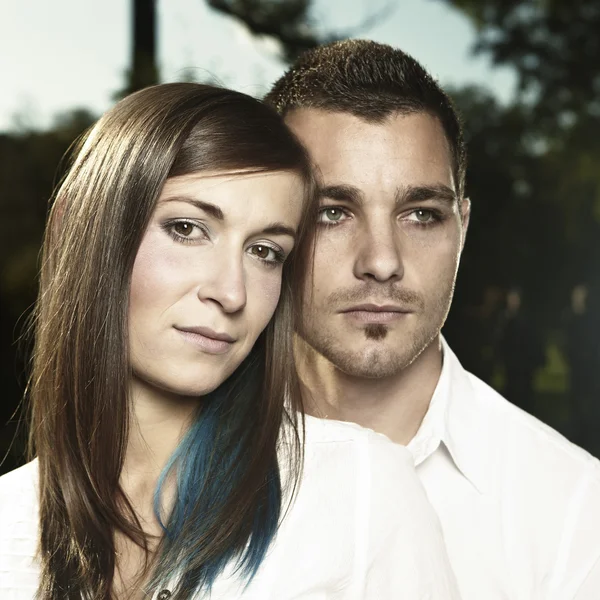 Young couple in autumn city park — Stock Photo, Image