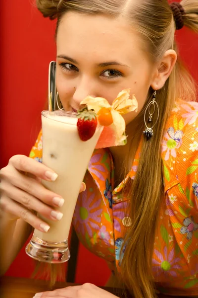 Girl mixing and tasting various drinks and non alcohol beverages — Stock Photo, Image